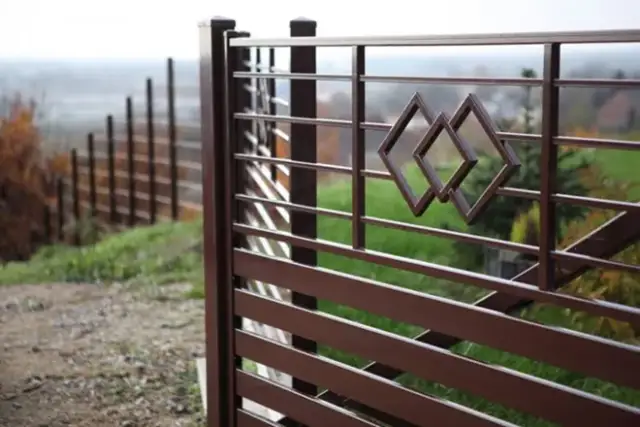 Jaki kolor ogrodzenia do brązowego dachu, aby uniknąć błędów w wyborze?