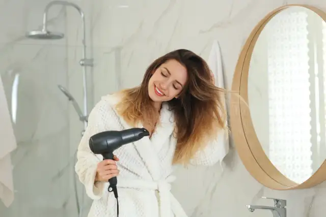 Jak wybrać suszarkę do włosów, aby uniknąć zniszczenia fryzury?