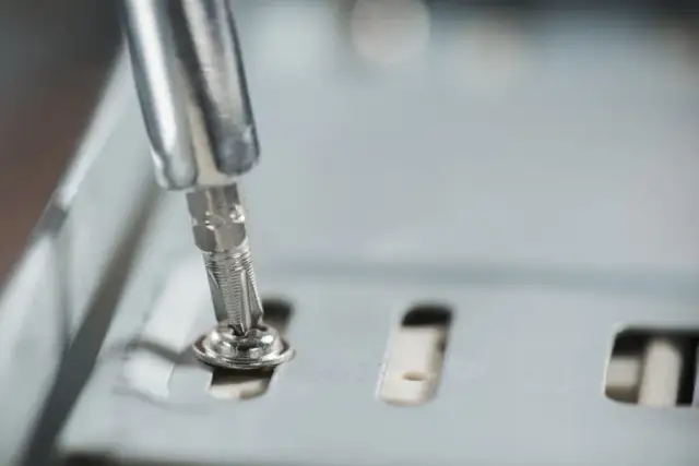 Jak wykręcić urwaną śrubę z kołka? Sprawdzone metody!