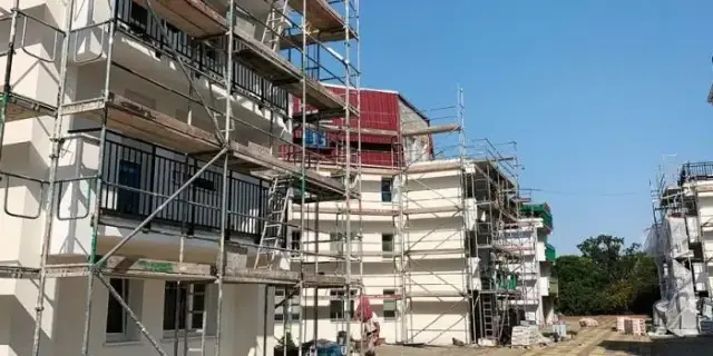 Co wchodzi w skład elewacji budynku? Kluczowe elementy i materiały