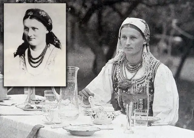 Lucjan Rydel i Jadwiga Mikołajczykówna w strojach ludowych, siedzą przy stole nakrytym do herbaty.