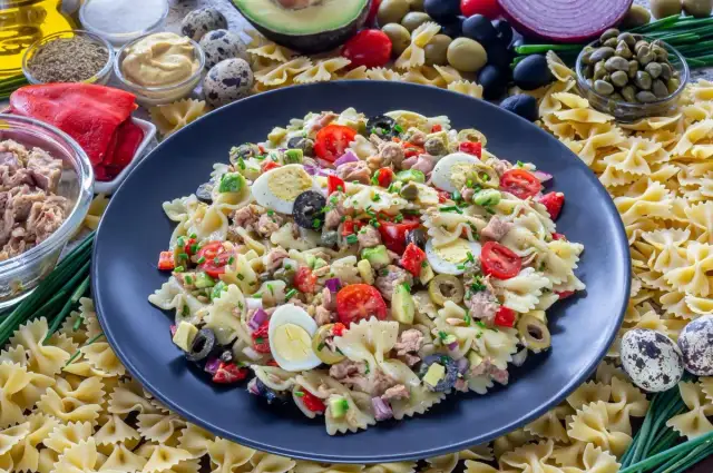 Ensalada de pasta con mayonesa, atún y huevo: receta fácil y rápida