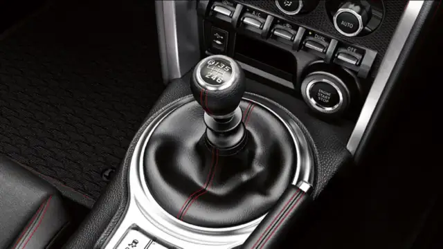 Jak zmieniać biegi w motorze? Poprawna Technika Zmiany Biegów