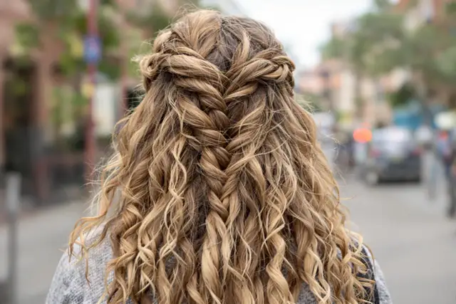 Fettiges Haar kaschieren: Schnelle Frisuren & SOS-Tricks