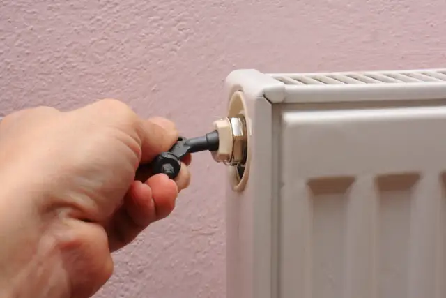 Jak odpowietrzyć grzejnik w bloku, aby uniknąć kosztownych problemów z ogrzewaniem