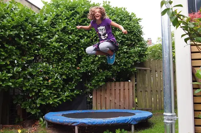 Czy trampolina jest zdrowa? Poznaj korzyści i ryzyko dla dzieci