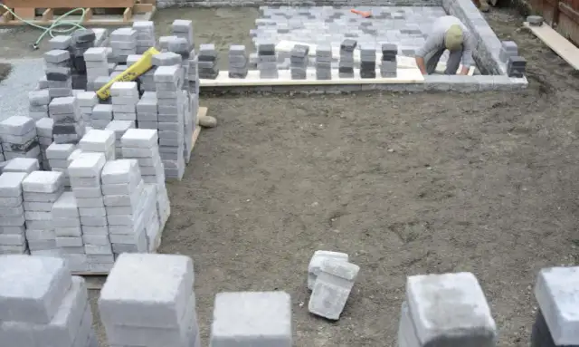 Ile kosztuje układanie kostki z podbudową? Poznaj ceny i czynniki