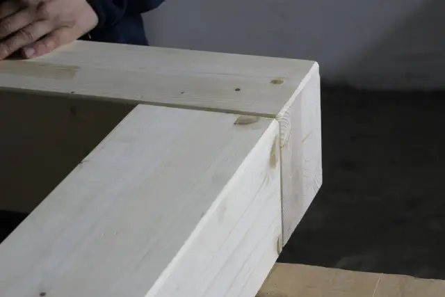 Jakie drewno na pergolę wybrać, aby uniknąć kosztownych błędów?