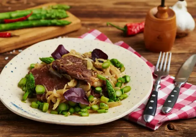 Jak zrobić wołowinę w sosie własnym - prosty przepis na pyszne danie