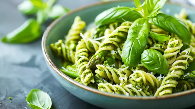 Makaron z pesto i szparagami - Przepis na zdrowy makaron z warzywami