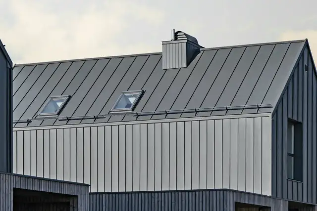 Ceny blachy na dach za m² - poznaj najlepsze oferty i ukryte koszty