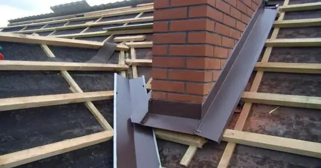 Jak prawidłowo okuć komin. Kluczowe etapy obróbki blacharskiej komina krok po kroku