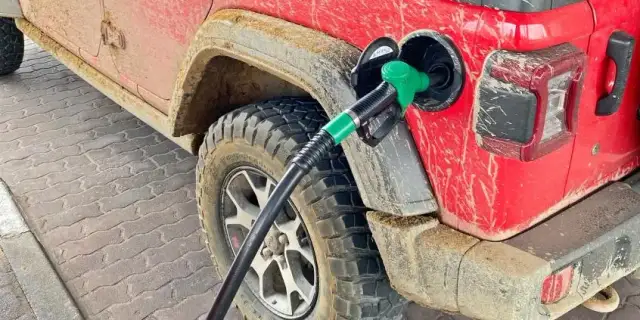 Ile można wlać diesla do benzyny? Poznaj ryzyko i skutki mieszania