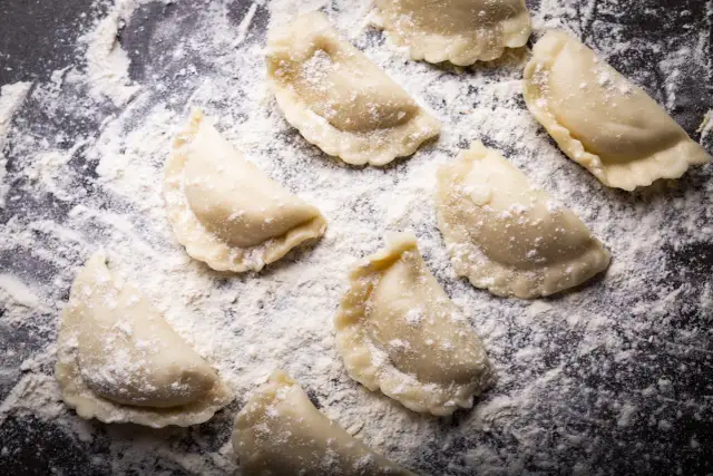 Jaki typ mąki na pierogi zapewni idealną konsystencję ciasta?