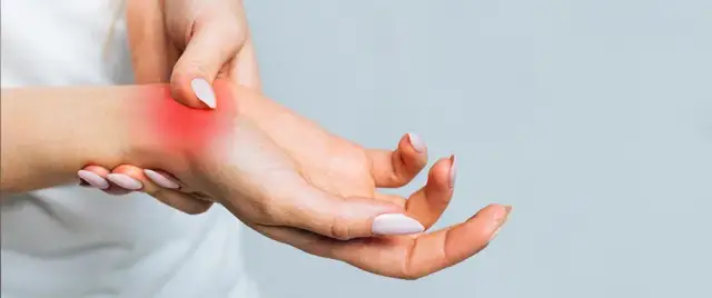 Ból nadgarstka po skręceniu: Kiedy minie i jak przyspieszyć?