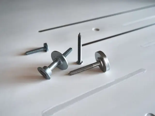 Jakie kołki wybrać do szyny montażowej szafek, aby uniknąć błędów?