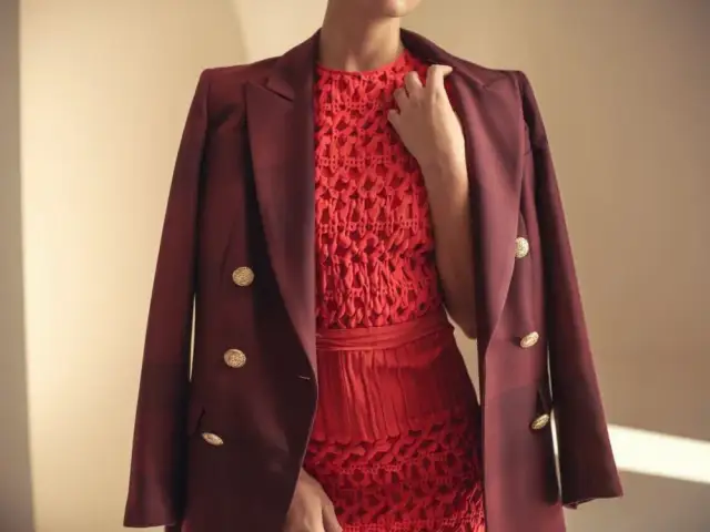 Jaką koszulę do czerwonej sukienki wybrać, by wyglądać olśniewająco?