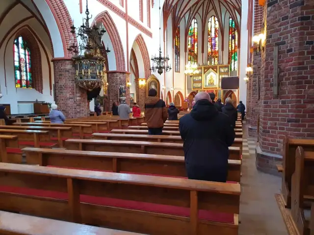 Ile mszy dziennie może odprawić ksiądz? Odkryj zasady i wyjątki