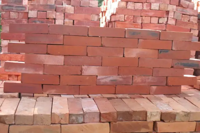 Ile cegły jest na palecie? Zaskakujące różnice w ilości!