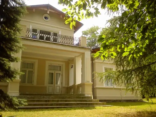 Zabytkowy pałac w Borowicach – rezydencja przyciągająca turystów