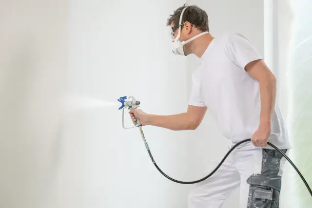 Jaką farbę do agregatu malarskiego wybrać, by uniknąć problemów?