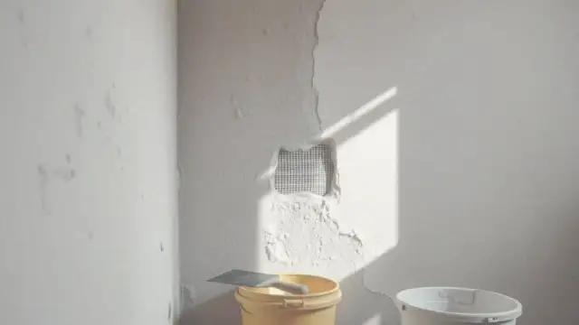 Co położyć na stary tynk? 7 metod na piękne ściany bez kucia!