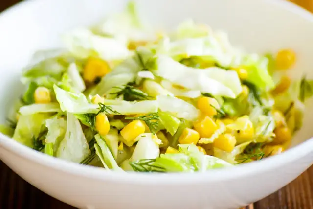 Ile kalorii ma surówka z kapusty pekińskiej? Sprawdź, co wpływa na kaloryczność