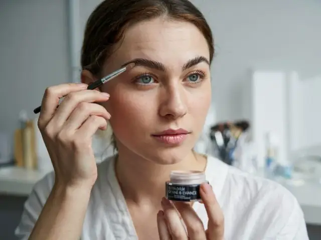 Jak prawidłowo malować brwi, aby uniknąć najczęstszych błędów