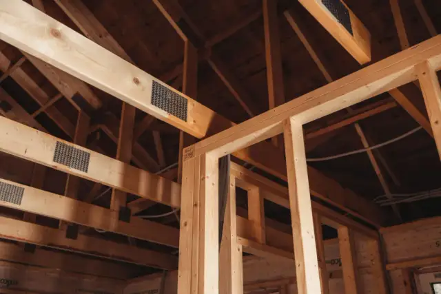 Jak wyrównać ściany w drewnianym domu bez zbędnych kosztów i trudności