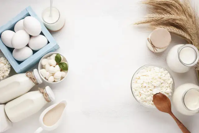 Białko przed czy po treningu redukcja? Jajka, twaróg, jogurt i mleko to świetne źródła białka wspierające regenerację i budowę mięśni.