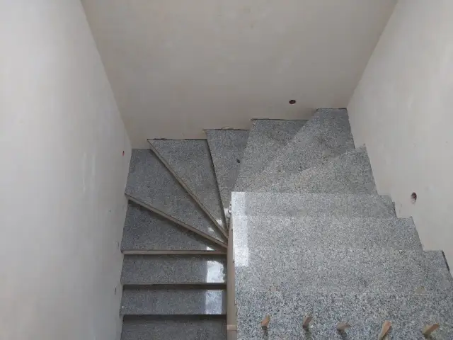 Jaka grubość granitu na schody? Odkryj standardy i opcje na wymiar