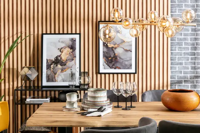 Co powiesić na ścianie nad stołem? Sprawdź najlepsze pomysły na dekorację!