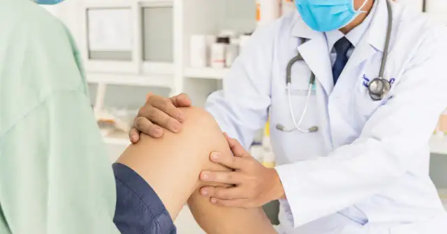 Woda w kolanie: do kogo iść? Szybka pomoc i skuteczne leczenie