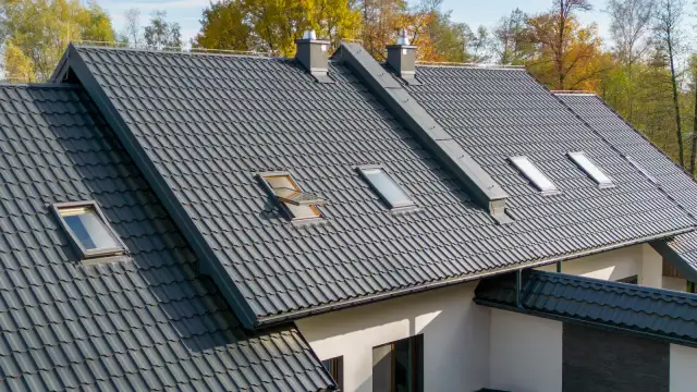 Dachówka bitumiczna czy blachodachówka - które pokrycie dachu wybrać?