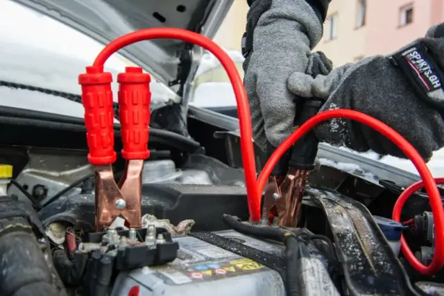 Jak odpalić auto z kabli? Bezpieczny poradnik krok po kroku
