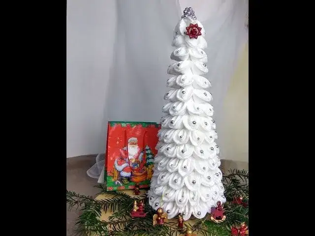 Jak zrobić świąteczną choinkę z wacików? Instrukcja krok po kroku