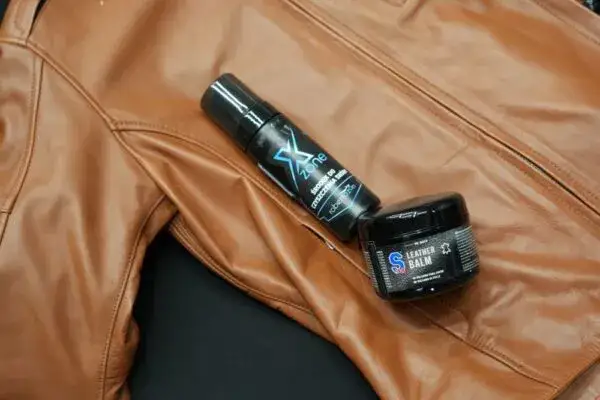 Pranie kurtki motocyklowej: Jak dbać o skórę i membranę?