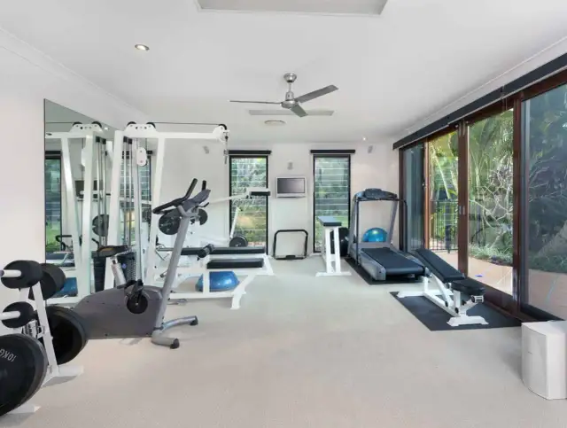 Domowa Siłownia: Jak Zbudować Własną Bez Wydawania Fortuny?