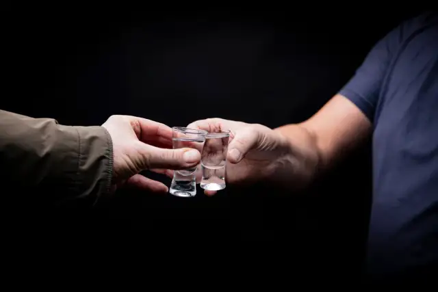 Ile trzyma wódka w organizmie? Poznaj zaskakujące fakty i skutki