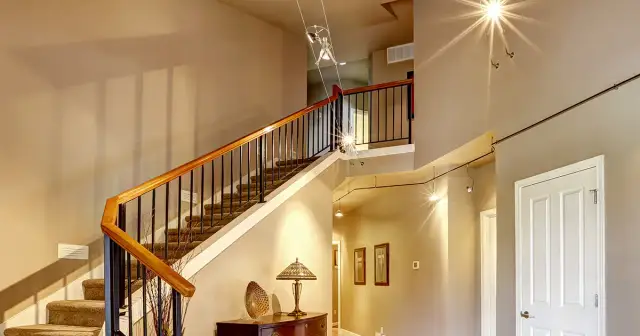 Jakie oświetlenie na klatkę schodową zapewni bezpieczeństwo i styl