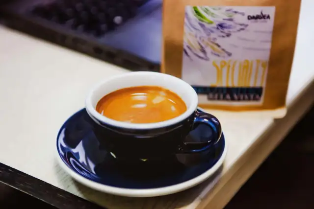 Czy przy dnie moczanowej można pić kawę? Oto prawda, która zaskakuje