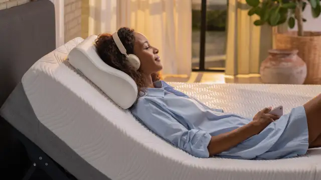 Poduszka ortopedyczna: Jak spać, by kark i kręgosłup odpoczęły?