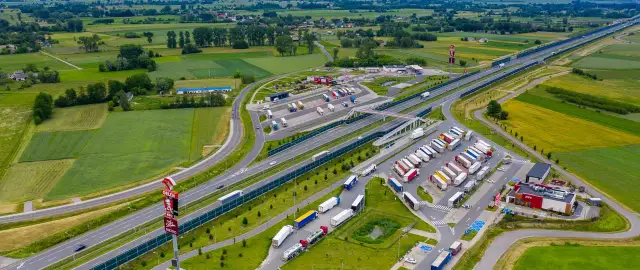 Gdzie zjeść przy autostradzie A2? Najlepsze miejsca na trasie