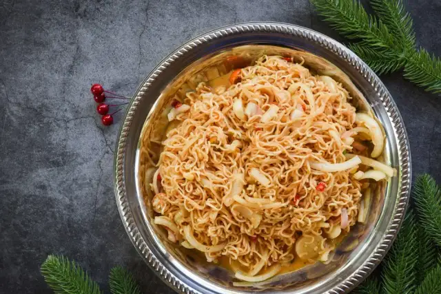 Jak się robi sałatkę z zupek chińskich – szybki i pyszny przepis