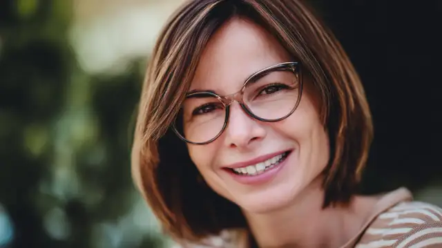 Jakie fryzury i okulary najlepiej pasują do okrągłej twarzy?