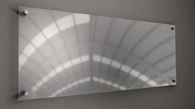 Przezroczysta płyta akrylowa mocowana na dystansach, co zamiast szyby w witrynie. Odbija światło i architekturę wnętrza.