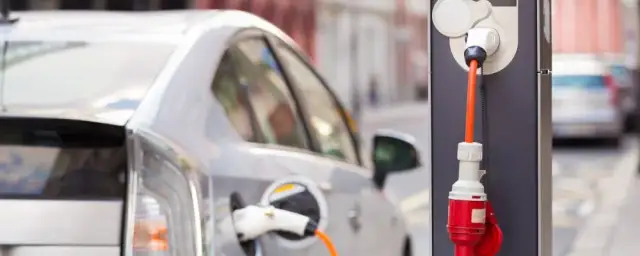 Ile energii potrzeba do ładowania samochodu elektrycznego? Sprawdź koszty i czas