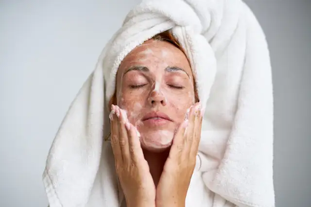 Pryszcze podskórne: Jak skutecznie się ich pozbyć i zapobiegać?