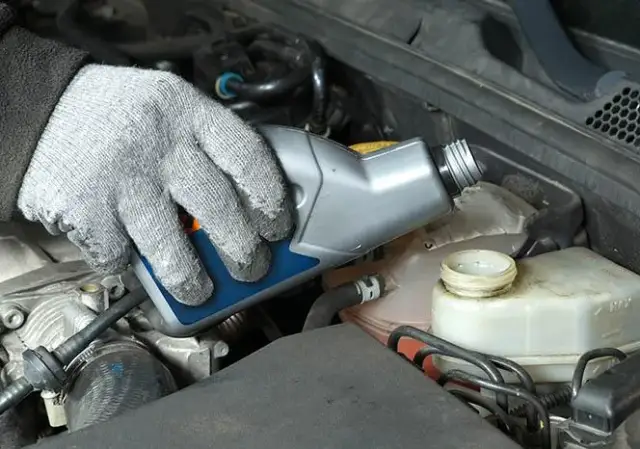 Bremsflüssigkeit wechseln: So vermeiden Sie teure Folgeschäden