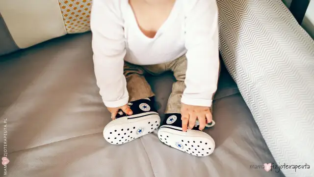 Idealne kapcie do żłobka: przewodnik fizjoterapeuty po zdrowych stopach